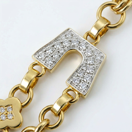 💛 Kilit Detaylı Altın Bileklik – Gücün ve Şıklığın Simgesi