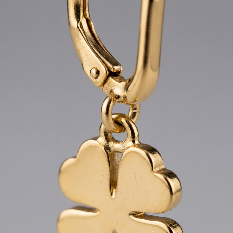 💛 Yonca Detaylı Altın Küpe – Şansın Zarif Dokunuşu